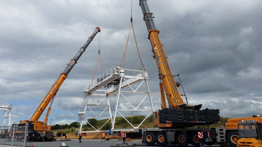 An example of two Grove cranes executing a tandem lift